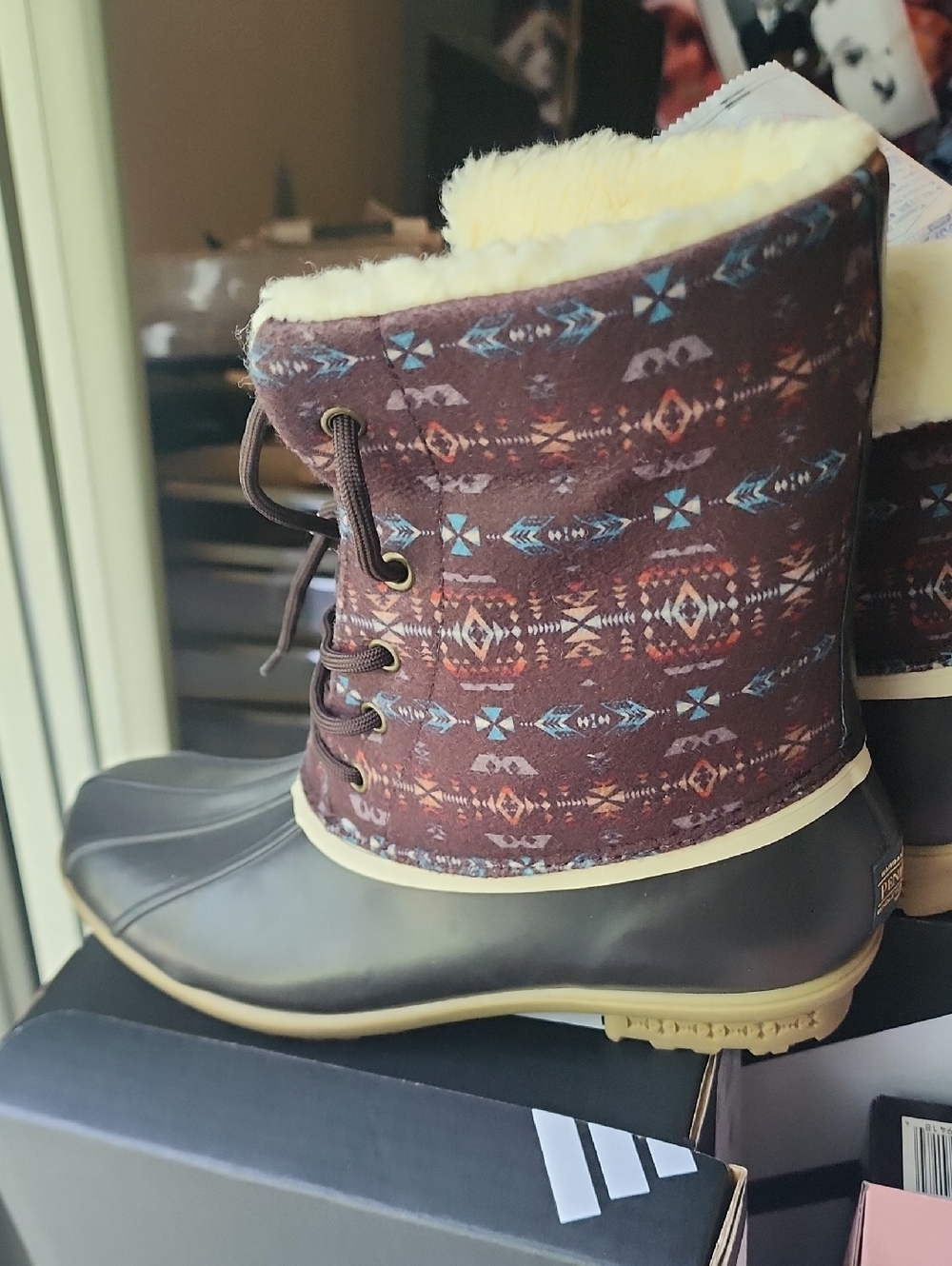 Pendleton Brown Patterned Lace-Up Winter Boots with Cream Fur Trim